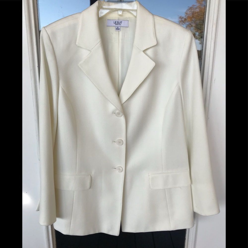 Beautiful Lesuit Essentials Winter White Ladies Suit Size 16